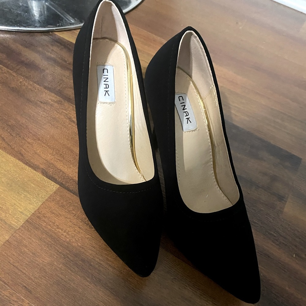 Cute black pumps